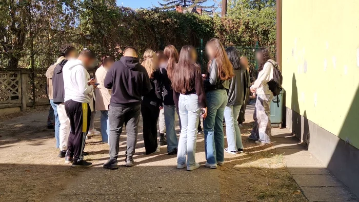 Elevii au aruncat țigările la timp, însă nu au scăpat de legitimare FOTO: A.M.