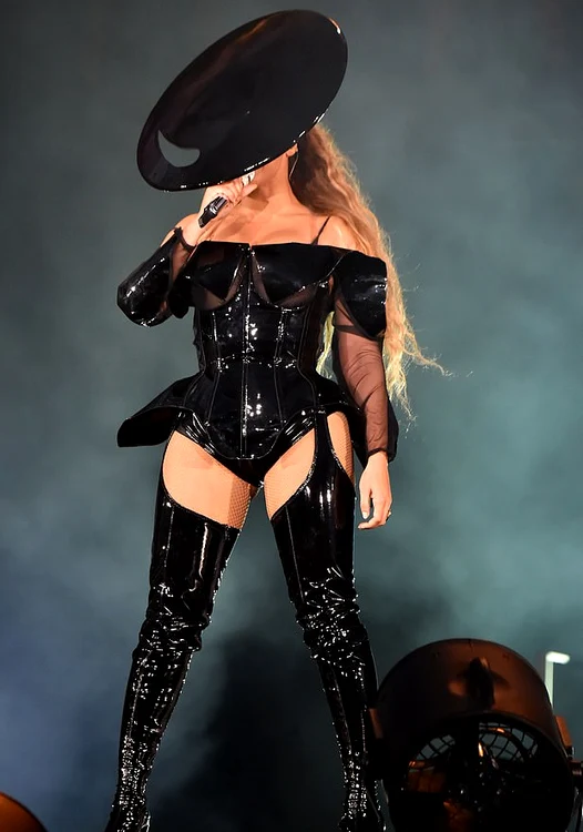 Beyonce admiră creaţiile lui Thierry şi le poartă în timpul concertelor sale