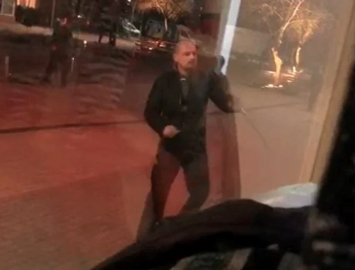 
    Proprietarul magazinului a primit îngrijiri medicale de la medicii sosiţi la faţa loculuifoto: Observatornews.ro  