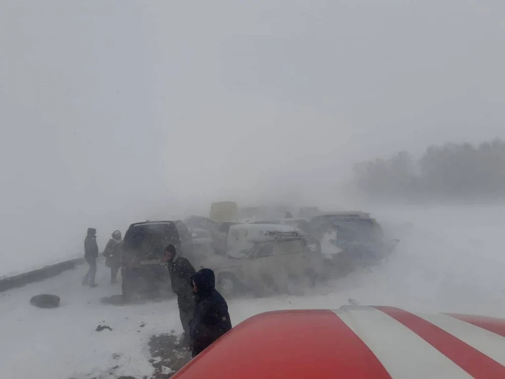 Un carambol în care au fost implicate 15 maşini a avut loc ieri lângp Novosibirslk. FOTO. Facebook