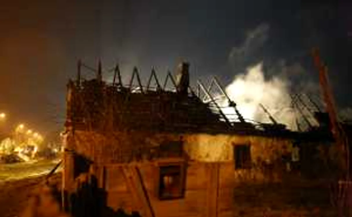 Pompierii au reuşit să evite propagarea incendiului şi la alte locuinţe (Arhiva Adevărul)