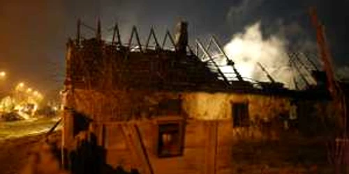 Pompierii au reuşit să evite propagarea incendiului şi la alte locuinţe (Arhiva Adevărul)