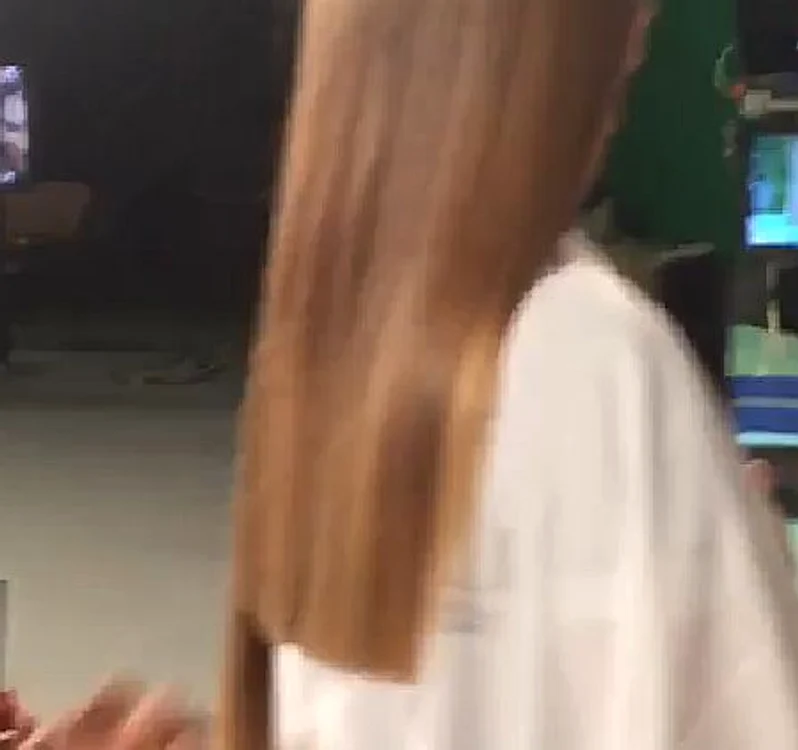 Adela Popescu (29 de ani) și-a lăsat invitata să o tundă în direct
