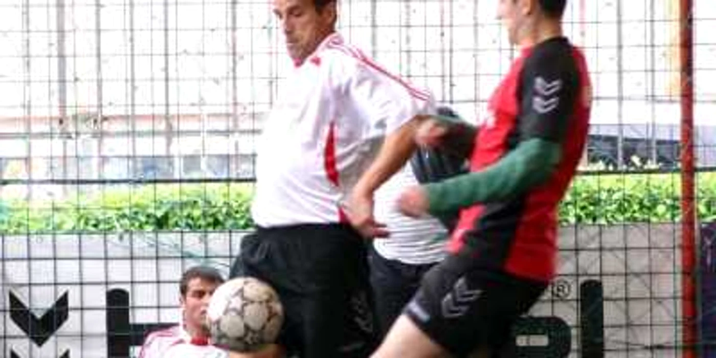 Deși amatori, între fotbaliști are loc o luptă aprigă