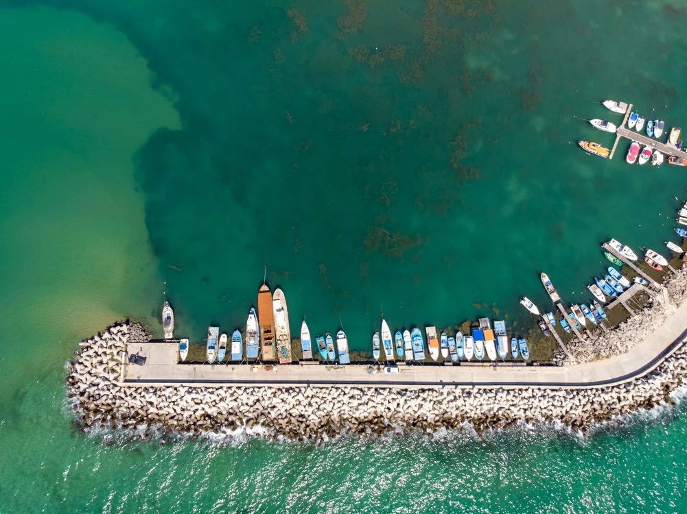Poți închiria bărci pentru o mică plimbare în larg. FOTO: Shutterstock