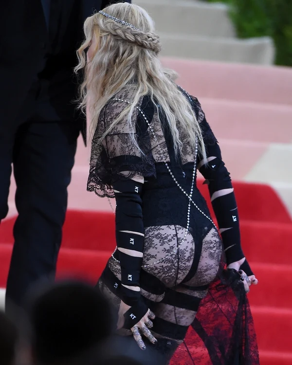 Madonna le-a arătat fundul fotografilor
