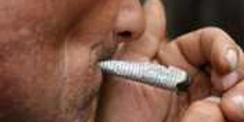 Bărbatul a uitat să-şi stingă ţigara