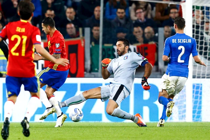 
    Faza la care Buffon a trecut pe lângă minge  