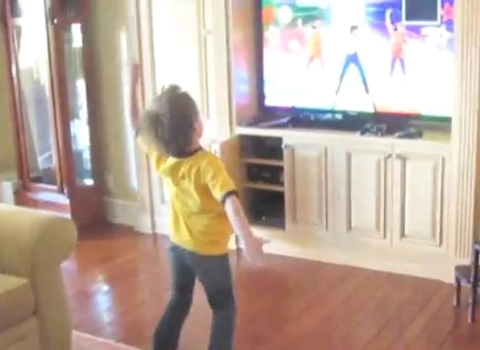 
    Băiatul prinţesei pop dansează ca un profesionist  