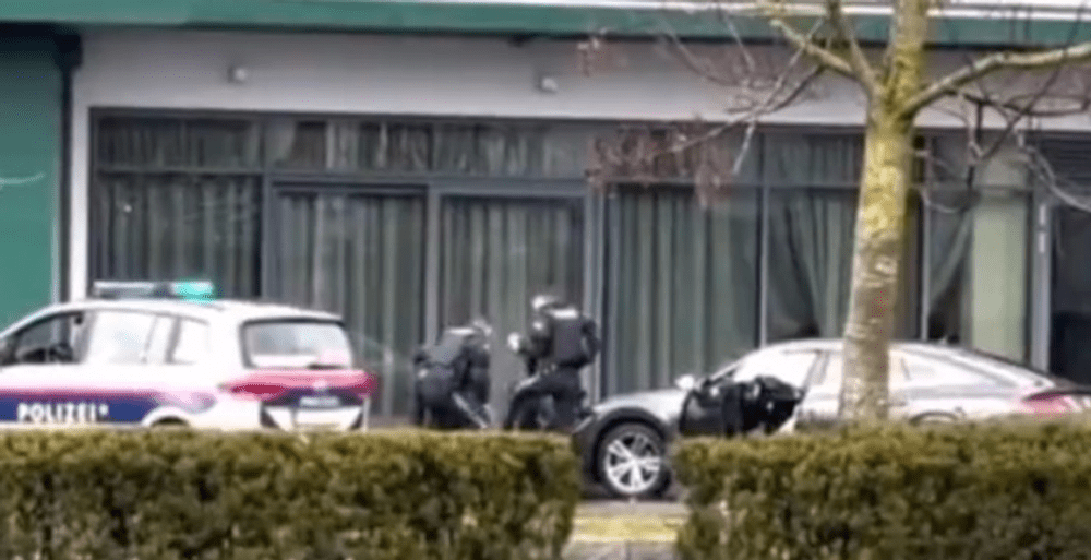 Româncă înjunghiată de iubitul irakian în Austria. Agresorul a rănit și doi agenți de poliție 