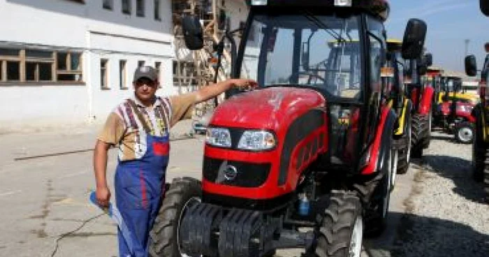 Braşov: Bonusuri pentru fermierii români care cumpără tractoare chinezeşti de la Râşnov (GALERIE FOTO)