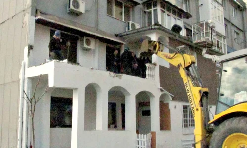 Familia din Craiova  îşi construise încă  două camere în  exteriorul imobilului  (FOTO: ANDREEA MITRACHE) jpeg