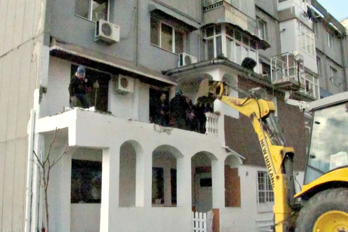 Familia din Craiova îşi construise încă două camere în exteriorul imobilului (FOTO: ANDREEA MITRACHE)