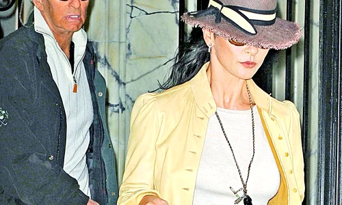 Michael şi soţia lui, Catherine  Zeta Jones (41 de ani) au  ieşit în oraş cu ocazia Zilei  Recunoştinţei  Şi de această  dată, era foarte abătut jpeg