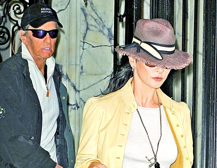 Michael şi soţia lui, Catherine  Zeta-Jones (41 de ani) au  ieşit în oraş cu ocazia Zilei  Recunoştinţei. Şi de această  dată, era foarte abătut