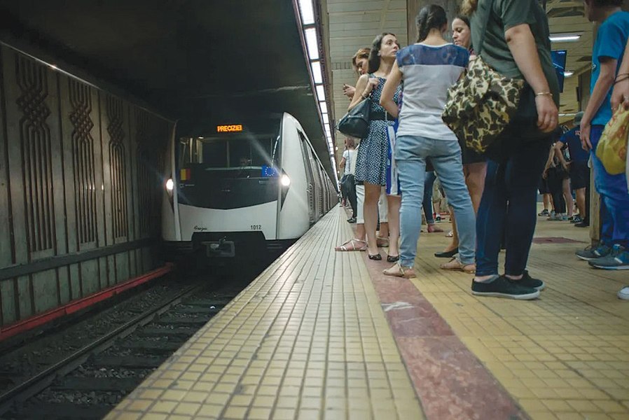 Incendiu produs între stațiile de metrou Gorjului și Lujerului. Călătorii au fost evacuați