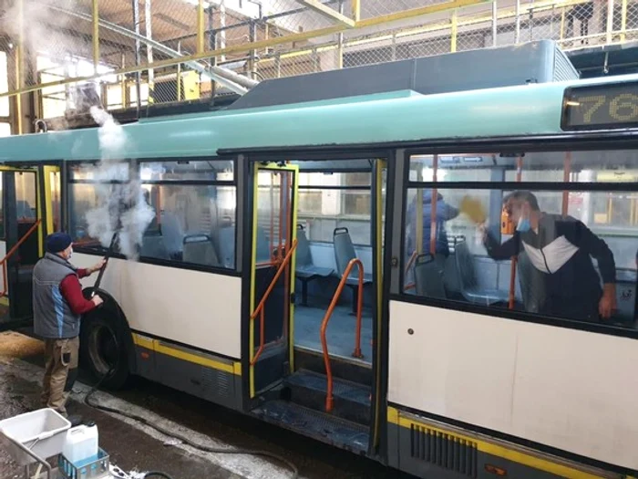 Polițiștii locali le dau măști de protecție călătorilor care nu au