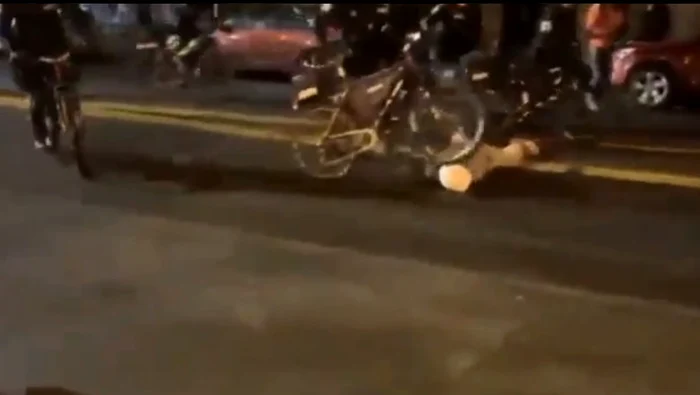 Un polițist a trecut cu bicicleta peste capul unui protestatarFoto: Captură Video