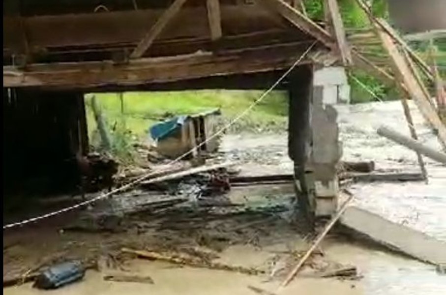 Patru persoane, salvate din mijlocul viiturii, în Arad. Oamenii se adăpostiseră în podul casei VIDEO