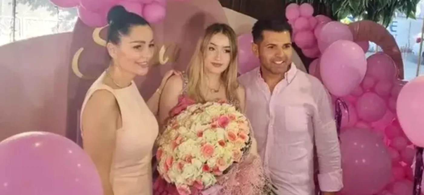 Sara, fiica lui Brigitte, alături de mama ei și Florin Pastramă foto: Facebook 
