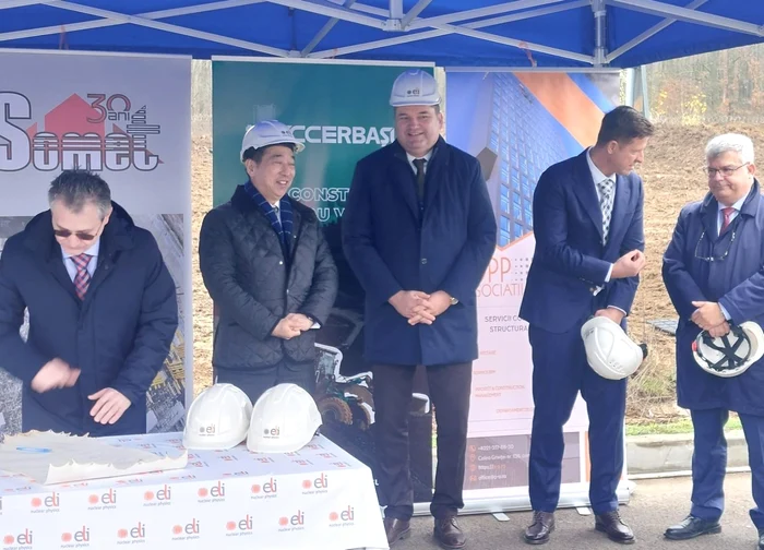 Cseke Attila şi Katae Takashi, pe şantierul din Măgurele. FOTO: MDLPA