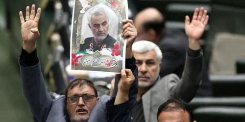 Deputati iranieni afisand o fotografie a lui Qassem Soleimani FOTO EPA-EFE