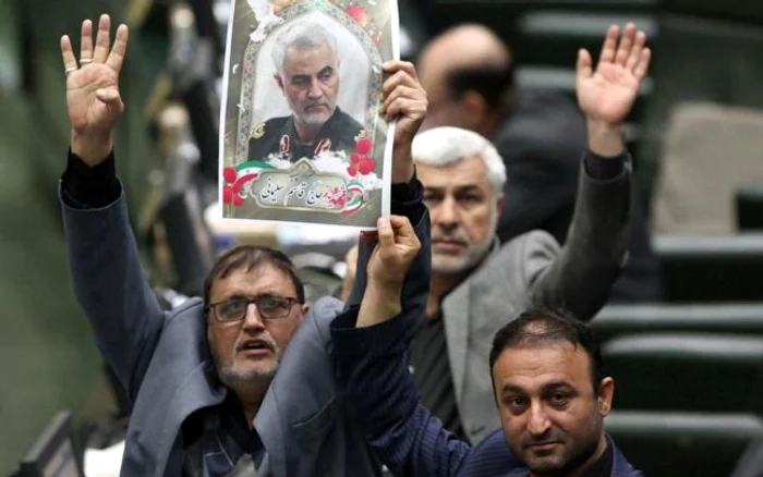 Deputaţi iranieni afişând o fotografie a lui Qassem Soleimani în incinta Parlamentului de la Teheran FOTO EPA-EFE