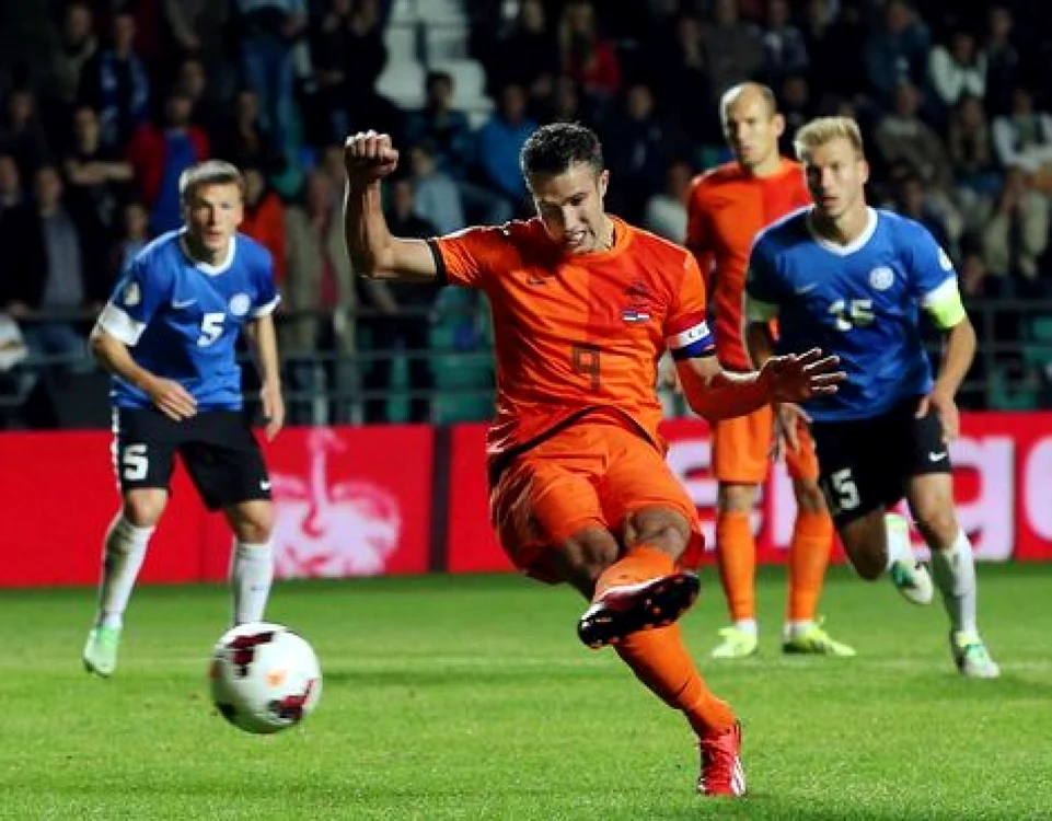 Van Persie marchează din penalty golul egalizator. FOTO: http://www.telegraaf.nl