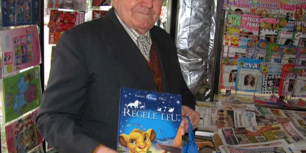 Gheorghe Ion(88 de ani) a cumpărat cartea pentru nepoţelul său