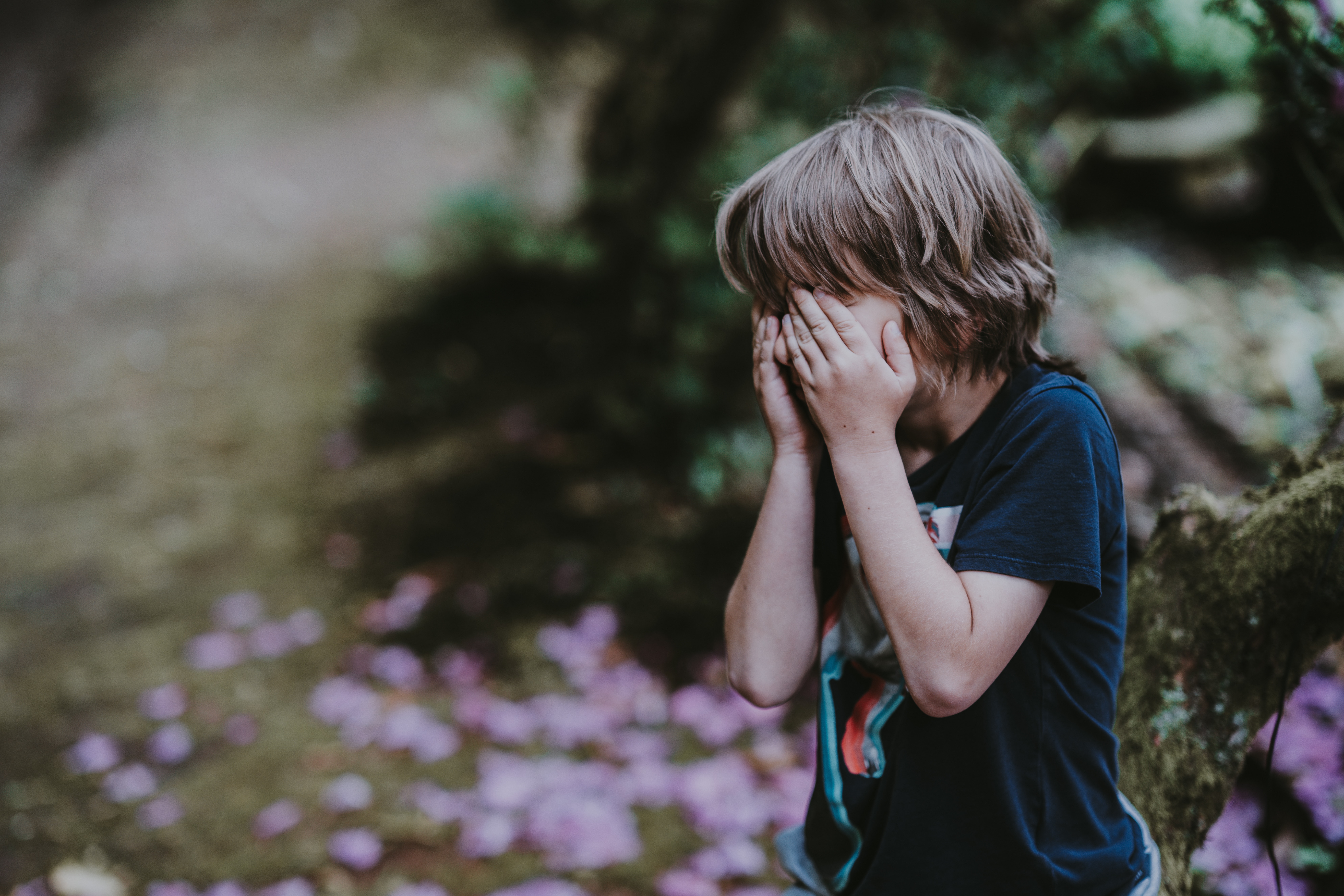 copil baiat trist unsplash jpeg