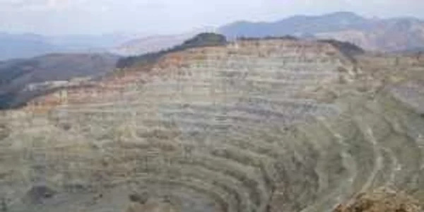 Cariera de la Roşia Poieni, unde se află cel mai mare zăcământ de cupru din România
