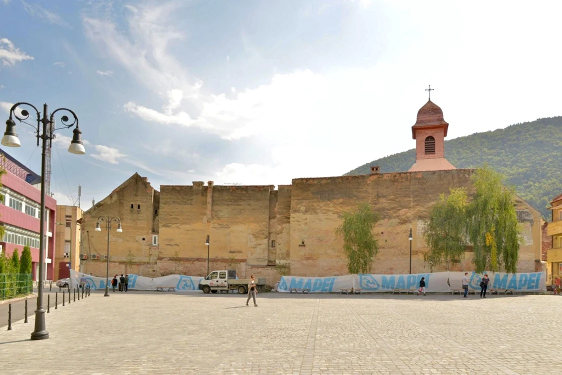 Zidul Mănăstirii va deveni cea mai mare pictură murală din Braşov. FOTOAndrei Paul.