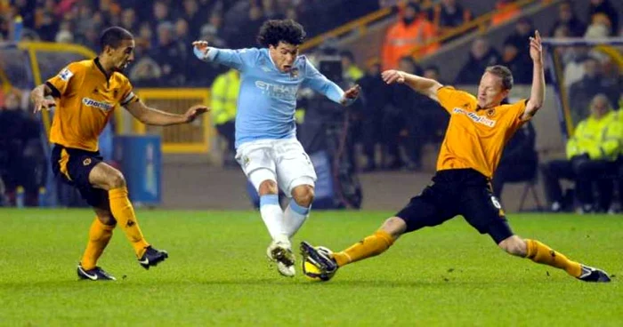 Carlos Tevez s-a distrat cu fundaşii lui Wolverhampton