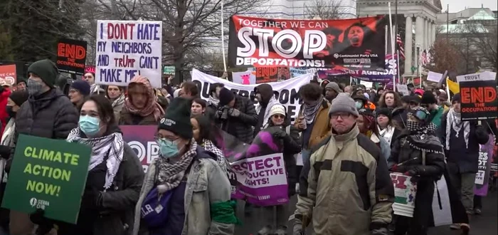 Protest împotriva lui Donald Trump pe străzile din Washington. Foto: captură video