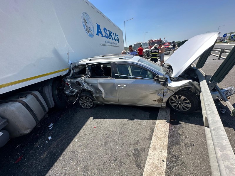 Accident groaznic la ieșirea de pe Autostrada Vestului spre Margina. Un TIR a spulberat patru mașini VIDEO