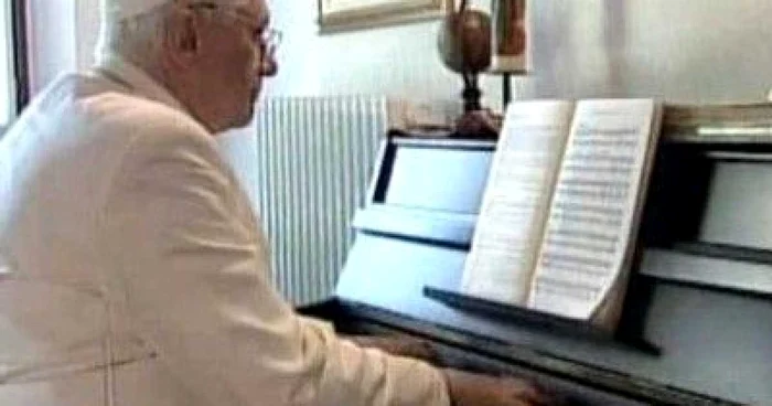 Papa cântând la pian