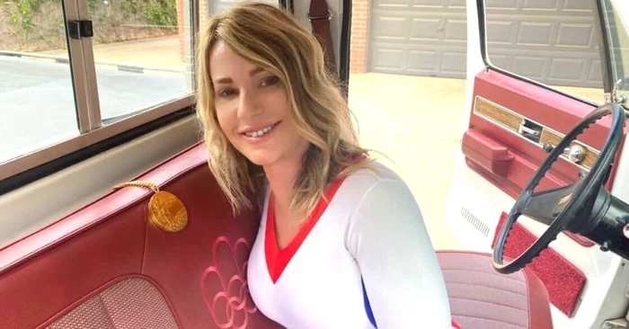 Nadia Comăneci (63 de ani), în costum de gimnastă