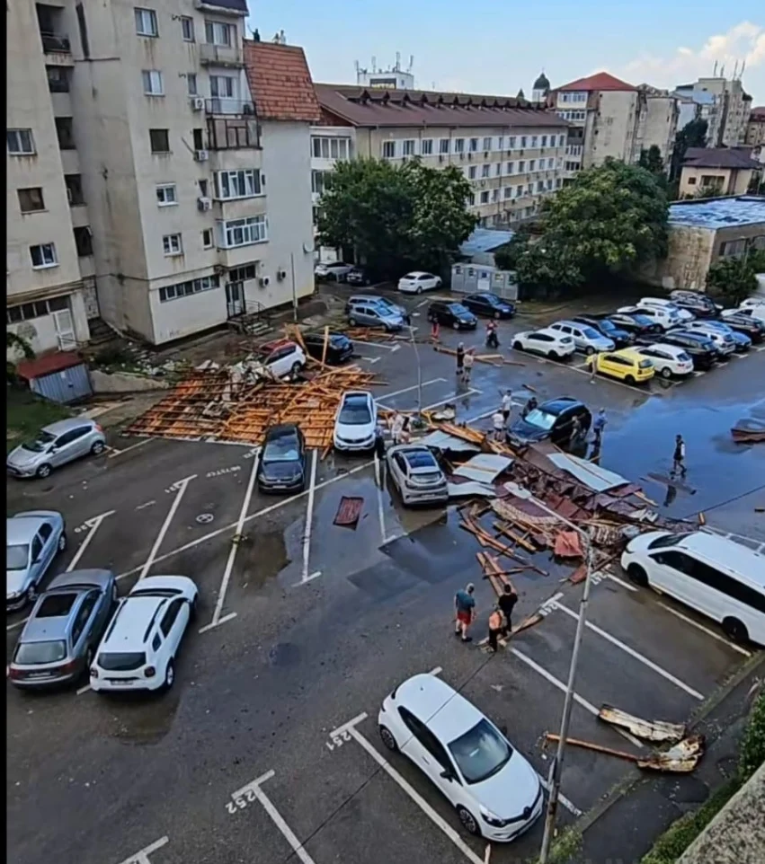 Cod roșu de vijelii în județul Dâmbovița. O persoană rănită, după ce acoperișul unui bloc a fost smuls de vânt și a ajuns pe stradă