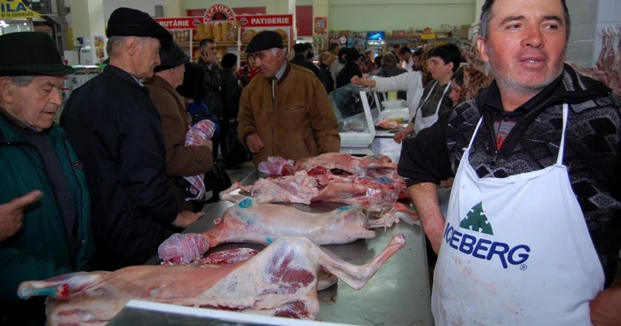 Înainte să cumpere, vrâncenii cântăresc bine marfa şi banii din buzunar.