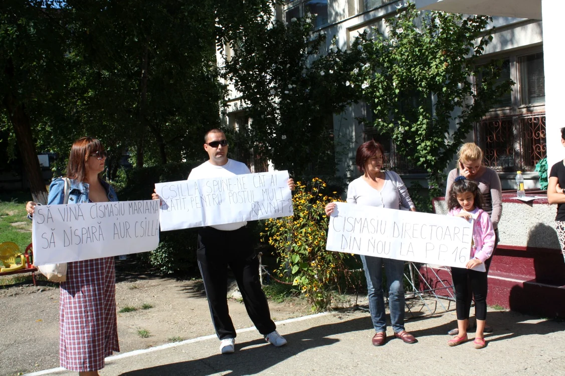 Părinţii au purtat pancarte