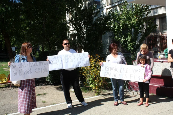 Părinţii au purtat pancarte