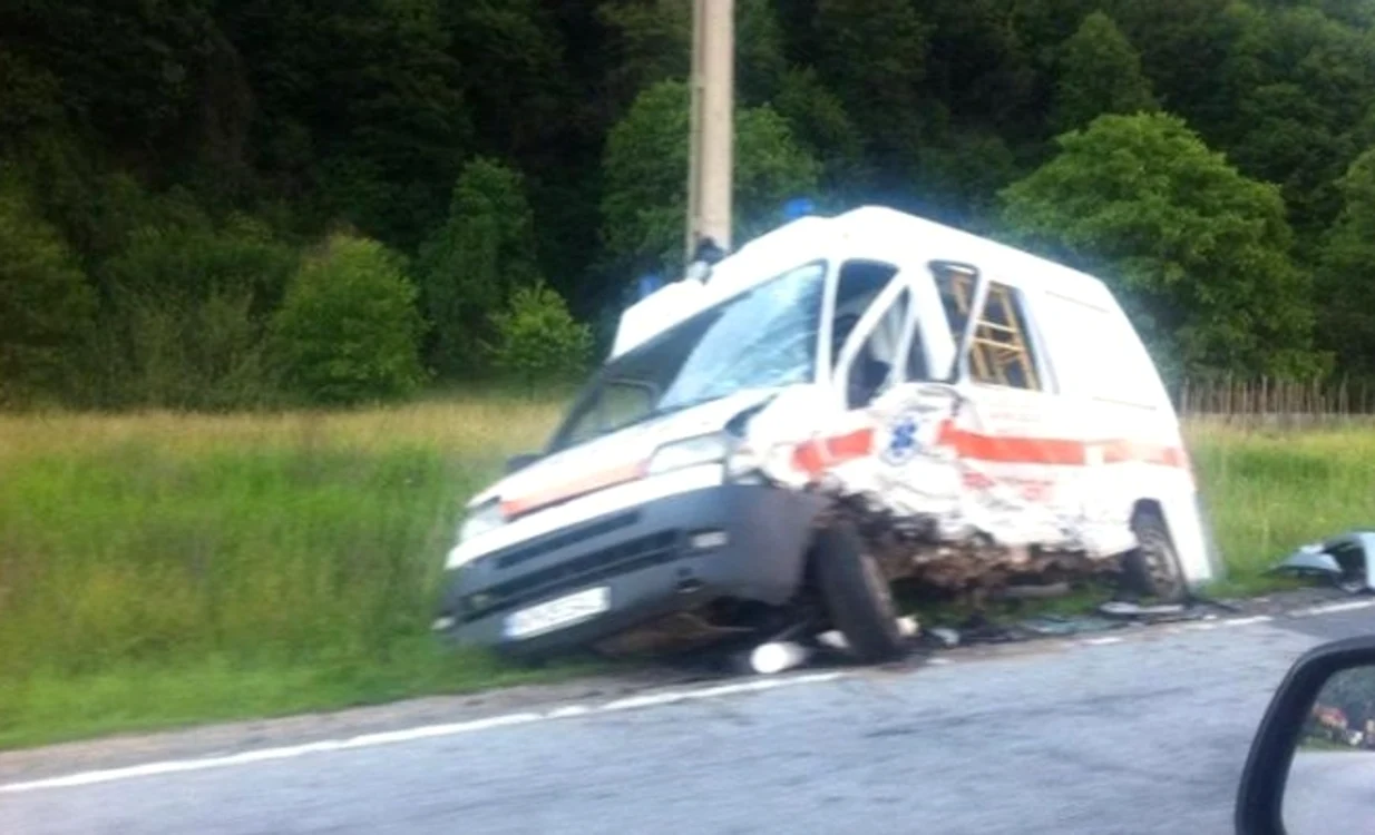 Salvarea a ajuns în șanț din cauza șoferului care nu a adaptat viteza la condițiile de trafic