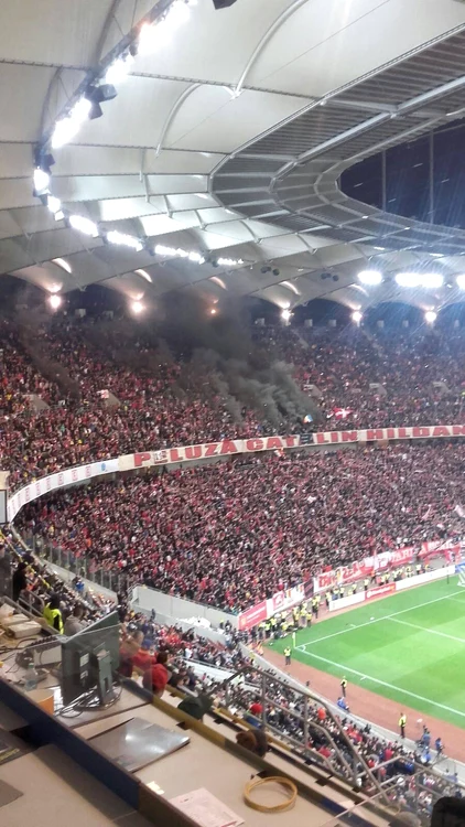 Suporterii Dinamo au aprins torțe în tribune