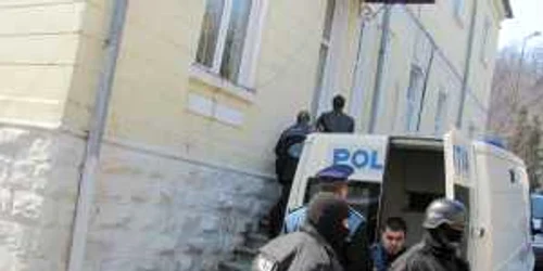 Politistii din Bucuresti au facut azi descinderi la locuinta unui valcean suspectat ca este implicat in furturi de maşini din Ungaria