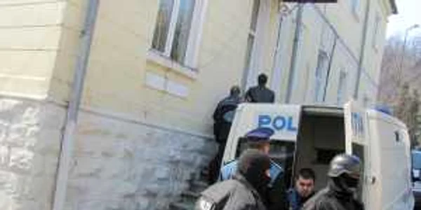 Politistii din Bucuresti au facut azi descinderi la locuinta unui valcean suspectat ca este implicat in furturi de maşini din Ungaria
