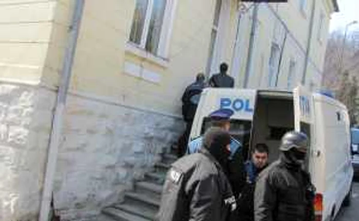 Politistii din Bucuresti au facut azi descinderi la locuinta unui valcean suspectat ca este implicat in furturi de maşini din Ungaria