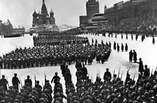 Paradă în Piața Roșie din Moscova, 7 noiembrie 1941 (© Arkady Shaikhet / wikipedia.org)
