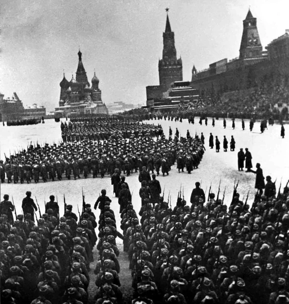 Paradă în Piața Roșie din Moscova, 7 noiembrie 1941 (© Arkady Shaikhet / wikipedia.org)