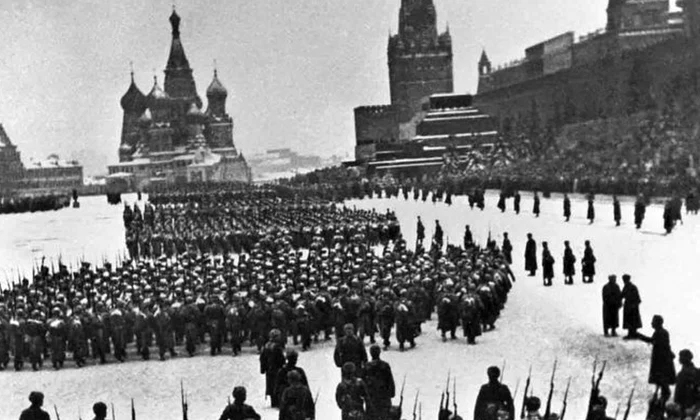 Paradă în Piața Roșie din Moscova, 7 noiembrie 1941 (© Arkady Shaikhet / wikipedia.org)