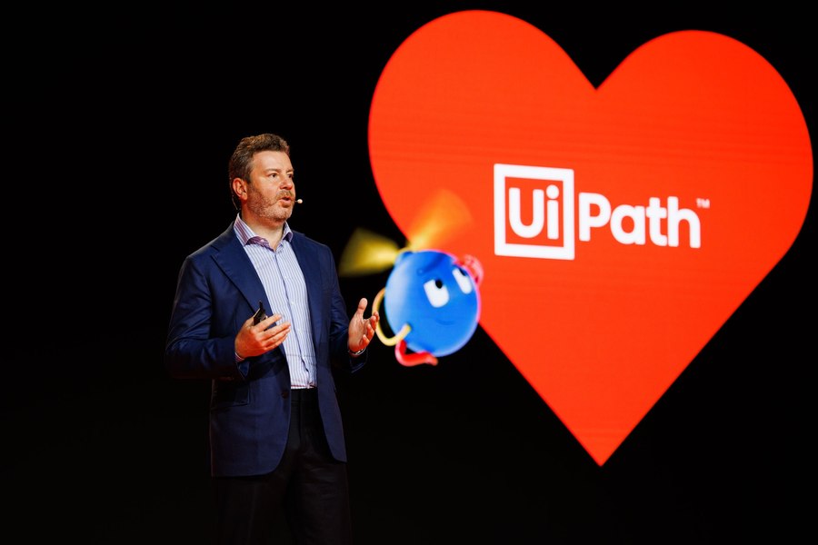 Acțiunile UiPath se prăbușesc după revenirea lui Daniel Dineș la conducerea companiei